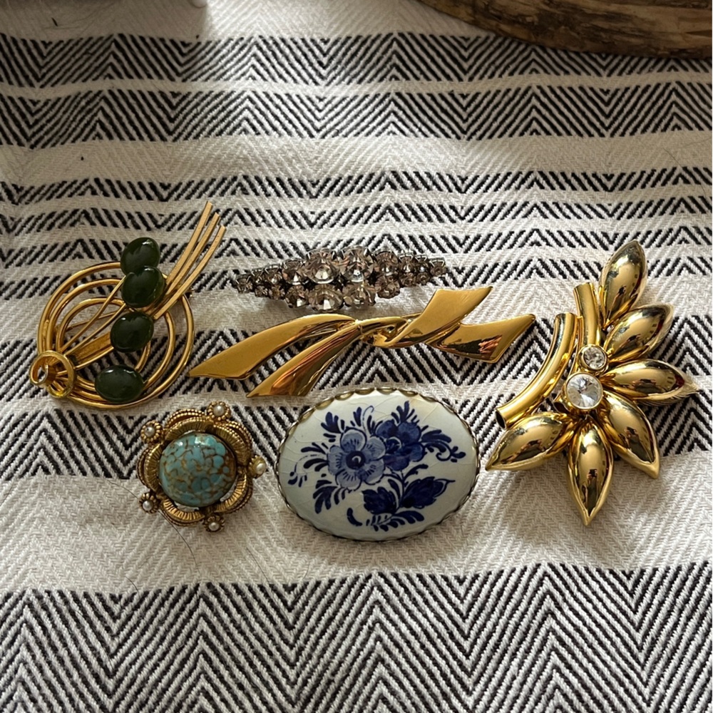 Elegant Vintage Brooch Set
